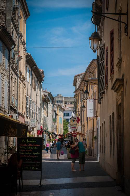 Vous souhaitez vous rendre à Vision Future Lyon en partant de Montélimar ? C’est simple ! Notre clinique est facilement accessible.  Train : Nous sommes situés à proximité immédiate de la garde de Lyon Part-Dieu. Ainsi, en partant de la gare de Montélimar, vous pouvez compter entre 2h et 2h40 environ.  Bus : Plusieurs lignes de bus au départ de Montélimar (FlixBus, BlaBlaCar Bus) s'arrêtent à proximité, rendant notre clinique accessible pour tous en 2h30 maximum.  Voiture : Pour ceux qui choisissent de venir en voiture, il est possible d’emprunter l’A7 ou l’A49, vous permettant d’arriver habituellement en 2h à destination. Chez Vision Future, nous nous engageons à fournir une expérience exceptionnelle à chacun de vous. Notre utilisation des technologies les plus avancées en matière de correction visuelle par laser garantit des résultats optimaux. Contactez-nous pour planifier votre consultation et faites le premier pas vers une vision claire et une vie améliorée. Votre vision, notre passion.