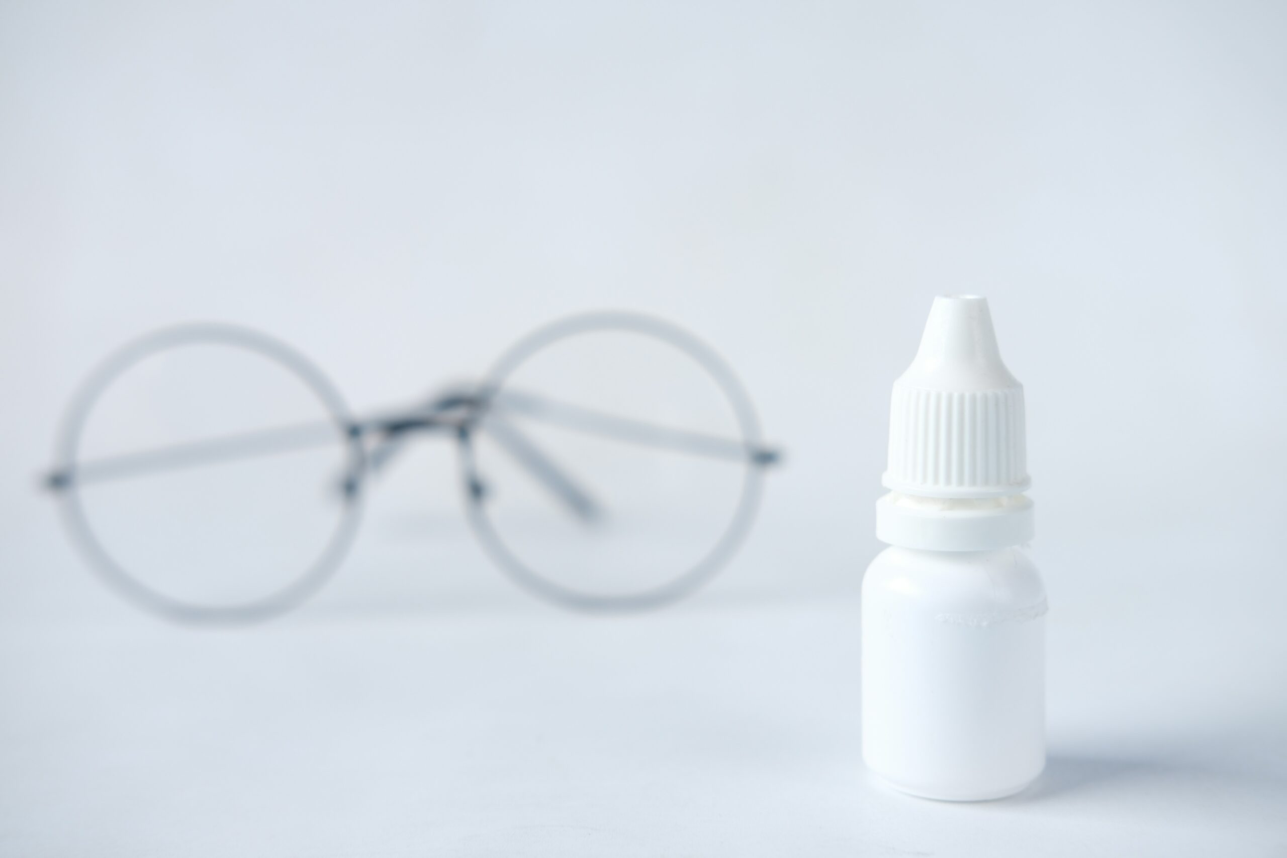 Yeux irrités et secs : comprendre l’origine et les solutions efficaces